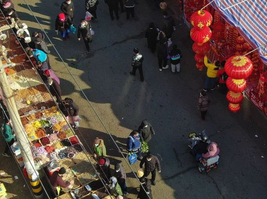 1月8日上午，记者在新区桂林路露天年货市场看到，年货市场内人头攒动，广州道主干道上车流拥堵，年货市场内沿街大红灯笼高高挂起，售卖春联、吊钱等年货的摊位连成一片，喜庆的红色映衬出浓浓的年味，各种兔年白兔形象的玩偶、装饰吊件吸引了孩子们的注意，各式各样年宵花卉色彩缤纷，市民纷纷驻足选购年货，一片热闹非凡的景象。