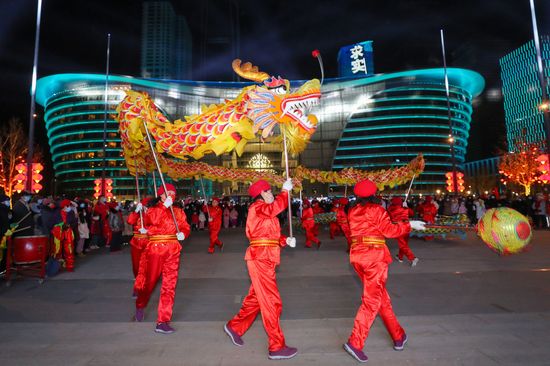 晚上6点，在天津市首块8K超高清大屏下，别具天津特色的曲艺专场表演准时上演。快板、相声、京东大鼓、评书等多种形式的精彩演绎赢得了观众们的阵阵掌声。 在海河畔的另一侧于家堡洲际酒店前，伴随着绚丽多彩的光影，非遗舞龙表演精彩绝伦，围观的人群将舞龙队伍层层围住，一同感受浓浓的年味儿。