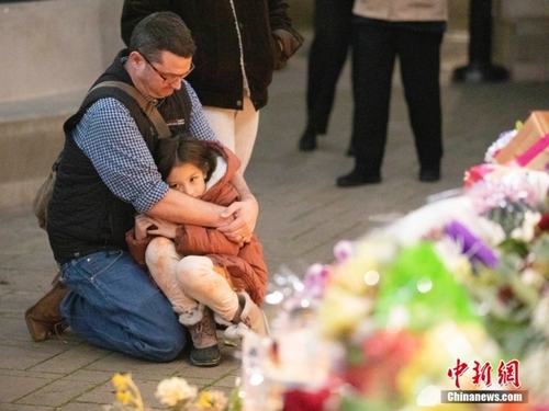 当地时间1月27日，民众在美国加利福尼亚州半月湾市举行的守夜活动中悼念枪击事件遇难者。1月23日下午，半月湾市发生枪击事件，造成7人死亡、1人受伤。<a target='_blank' href='/'>中新社</a>记者 刘关关 摄